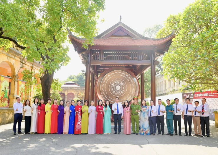Ban chấp hành Đảng bộ phường Hai Bà Trưng và đại biểu chính thức dự Đại hội vào viếng Lăng Bác và tri ân các Anh hùng Liệt sỹ.- Ảnh 13.