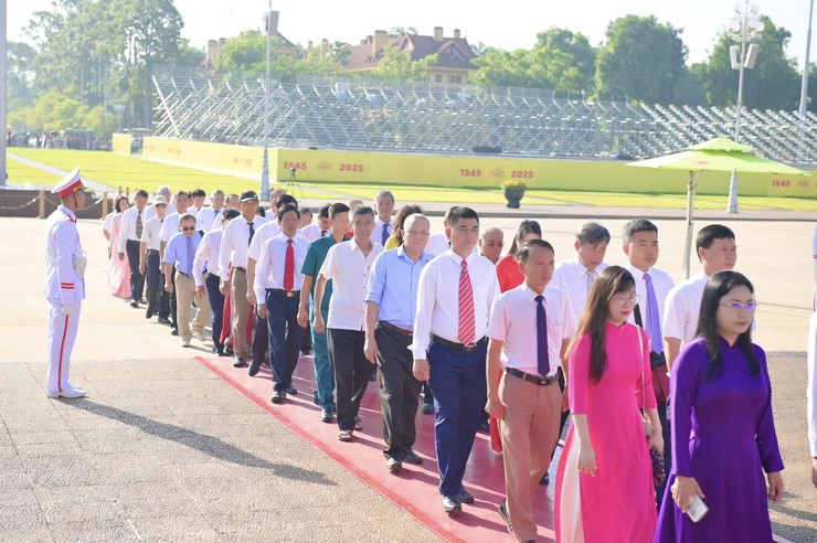 Ban chấp hành Đảng bộ phường Hai Bà Trưng và đại biểu chính thức dự Đại hội vào viếng Lăng Bác và tri ân các Anh hùng Liệt sỹ.- Ảnh 2.