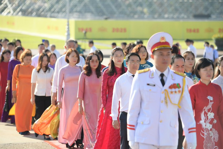 Ban chấp hành Đảng bộ phường Hai Bà Trưng và đại biểu chính thức dự Đại hội vào viếng Lăng Bác và tri ân các Anh hùng Liệt sỹ.- Ảnh 3.