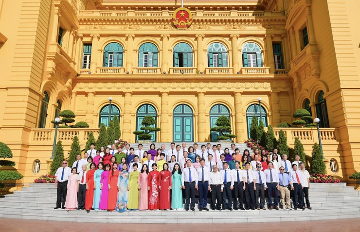Ban chấp hành Đảng bộ phường Hai Bà Trưng và đại biểu chính thức dự Đại hội vào viếng Lăng Bác và tri ân các Anh hùng Liệt sỹ.- Ảnh 4.