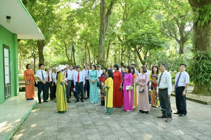 Ban chấp hành Đảng bộ phường Hai Bà Trưng và đại biểu chính thức dự Đại hội vào viếng Lăng Bác và tri ân các Anh hùng Liệt sỹ.- Ảnh 7.