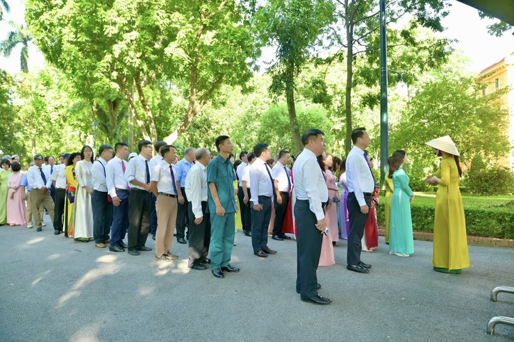 Ban chấp hành Đảng bộ phường Hai Bà Trưng và đại biểu chính thức dự Đại hội vào viếng Lăng Bác và tri ân các Anh hùng Liệt sỹ.- Ảnh 5.