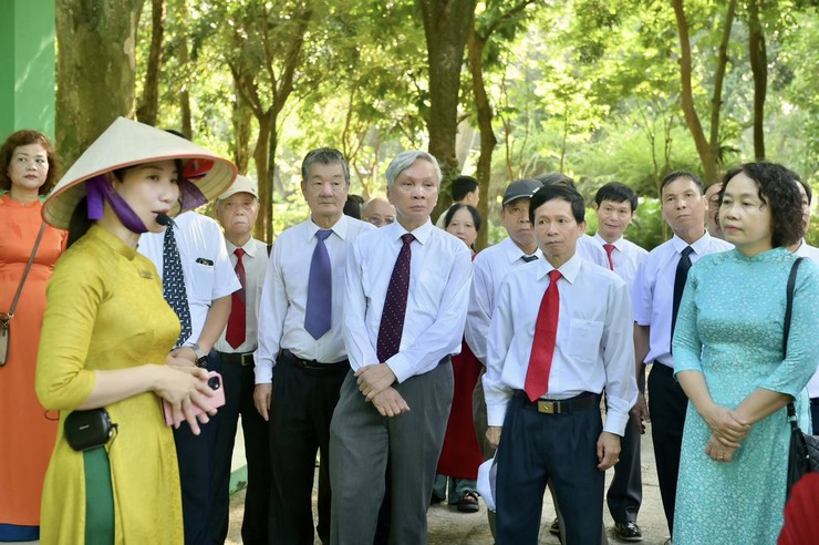 Ban chấp hành Đảng bộ phường Hai Bà Trưng và đại biểu chính thức dự Đại hội vào viếng Lăng Bác và tri ân các Anh hùng Liệt sỹ.- Ảnh 6.