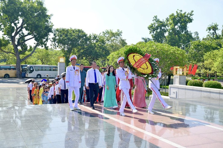 Ban chấp hành Đảng bộ phường Hai Bà Trưng và đại biểu chính thức dự Đại hội vào viếng Lăng Bác và tri ân các Anh hùng Liệt sỹ.- Ảnh 8.