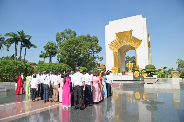 Ban chấp hành Đảng bộ phường Hai Bà Trưng và đại biểu chính thức dự Đại hội vào viếng Lăng Bác và tri ân các Anh hùng Liệt sỹ.- Ảnh 9.