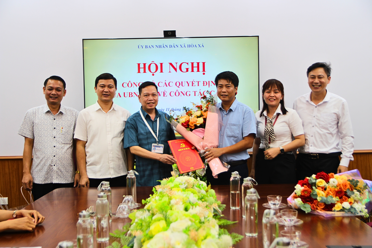 UBND XÃ CÔNG BỐ QUYẾT ĐỊNH VỀ CÔNG TÁC CÁN BỘ- Ảnh 1.