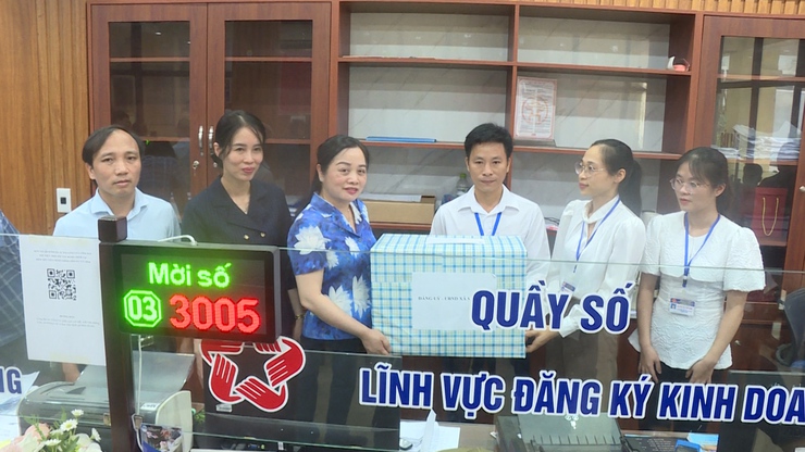 Các đồng chí lãnh đạo xã Vân Đình thăm và động viên cán bộ, công chức Điểm phục vụ hành chính công- Ảnh 1.