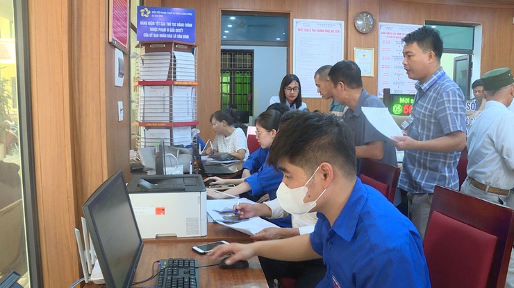 Các đồng chí lãnh đạo xã Vân Đình thăm và động viên cán bộ, công chức Điểm phục vụ hành chính công- Ảnh 3.