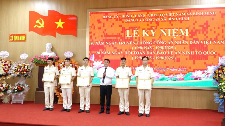 Xã Bình Minh tổ chức kỷ niệm 80 năm ngày truyền thống Công an Nhân dân và 20 năm Ngày hội Toàn dân bảo vệ an ninh Tổ Quốc- Ảnh 13.