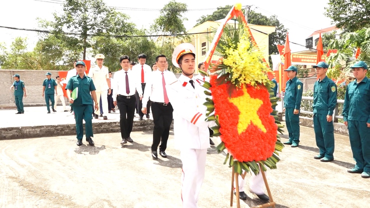 Xã Hương Sơn dâng hương viếng các anh hùng liệt sĩ - Ảnh 1.