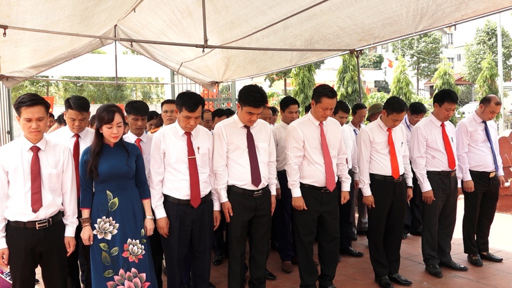 Xã Hương Sơn dâng hương viếng các anh hùng liệt sĩ - Ảnh 3.