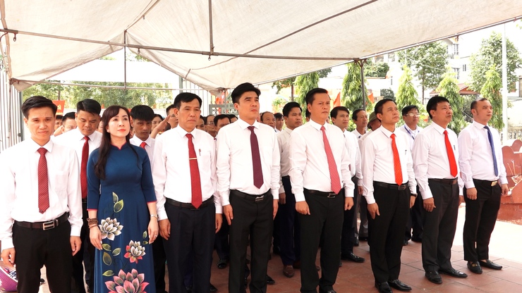 Xã Hương Sơn dâng hương viếng các anh hùng liệt sĩ - Ảnh 2.