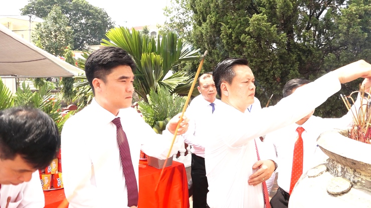Xã Hương Sơn dâng hương viếng các anh hùng liệt sĩ - Ảnh 4.
