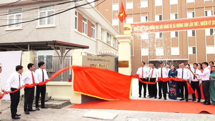 Gắn biển công trình chào mừng Đại hội, đại biểu Đảng bộ xã Hương Sơn lần thứ I- Ảnh 1.