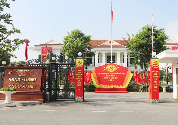 Vượt nắng hè rực lửa, Trung tâm Văn hóa - Thông tin và Thể thao xã Quốc Oai hoàn thành trang trí khánh tiết, sẵn sàng cho Đại hội Đảng bộ xã lần thứ Nhất- Ảnh 4.