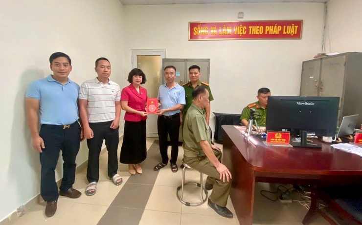 Quyết tâm hoàn thành việc cấp, đổi thẻ cho đảng viên trên địa bàn phường Bồ Đề trước 15/8- Ảnh 1. Quyết tâm hoàn thành việc cấp, đổi thẻ cho đảng viên trên địa bàn phường Bồ Đề trước 15/8- Ảnh 1.
