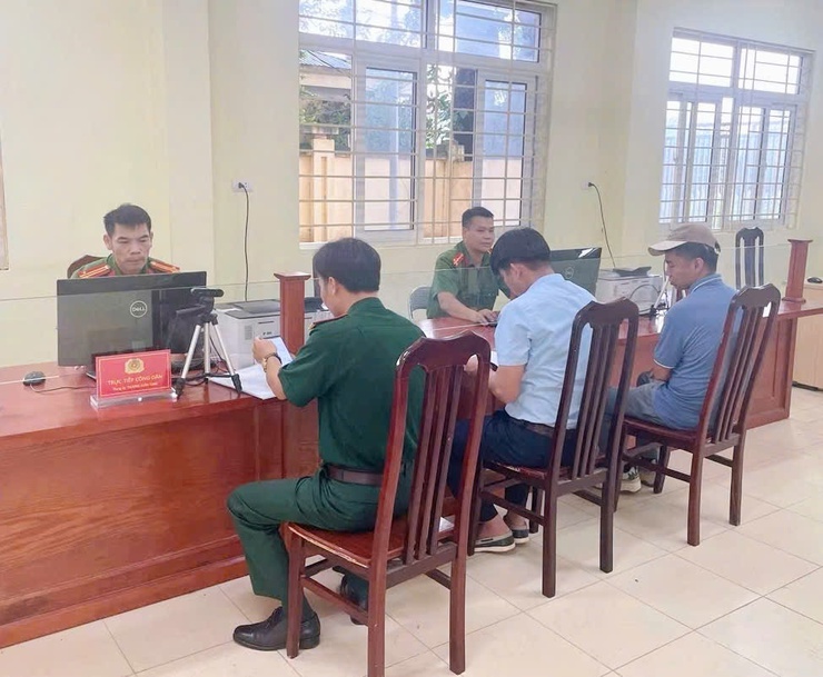 Giải quyết thủ tục hành chính ở công an xã Nam Phù diễn ra nhanh chóng, thuận tiện- Ảnh 2.