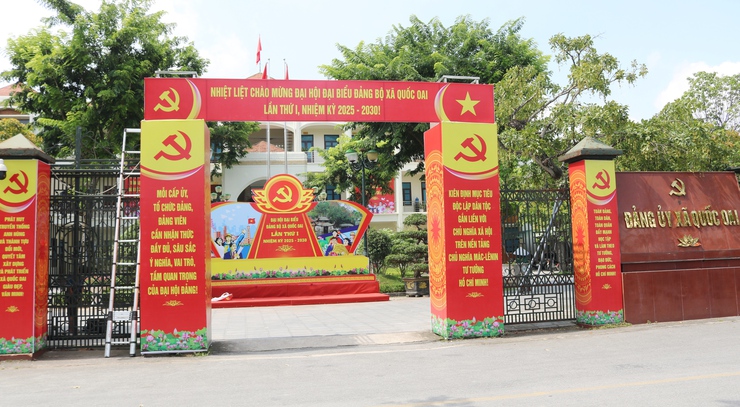 Vượt nắng hè rực lửa, Trung tâm Văn hóa - Thông tin và Thể thao xã Quốc Oai hoàn thành trang trí khánh tiết, sẵn sàng cho Đại hội Đảng bộ xã lần thứ Nhất- Ảnh 1.