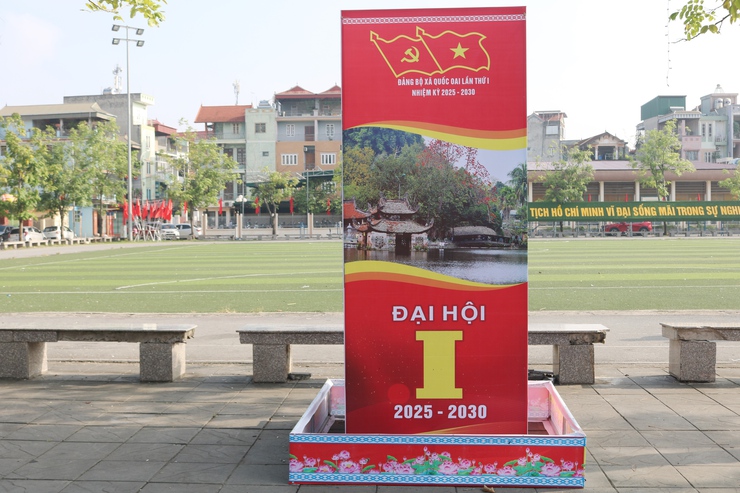Vượt nắng hè rực lửa, Trung tâm Văn hóa - Thông tin và Thể thao xã Quốc Oai hoàn thành trang trí khánh tiết, sẵn sàng cho Đại hội Đảng bộ xã lần thứ Nhất- Ảnh 11.
