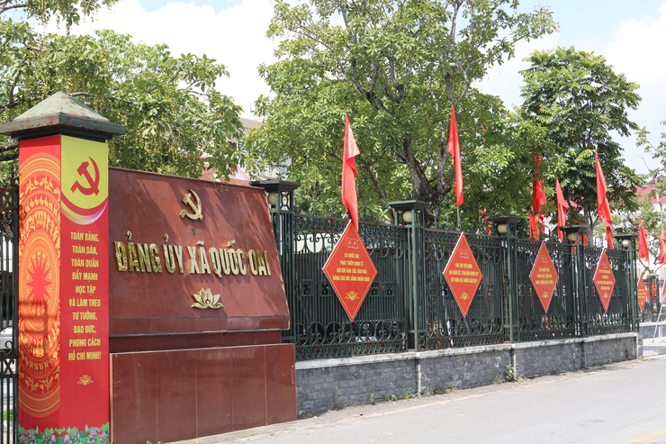 Vượt nắng hè rực lửa, Trung tâm Văn hóa - Thông tin và Thể thao xã Quốc Oai hoàn thành trang trí khánh tiết, sẵn sàng cho Đại hội Đảng bộ xã lần thứ Nhất- Ảnh 12.