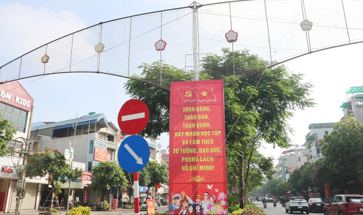 Vượt nắng hè rực lửa, Trung tâm Văn hóa - Thông tin và Thể thao xã Quốc Oai hoàn thành trang trí khánh tiết, sẵn sàng cho Đại hội Đảng bộ xã lần thứ Nhất- Ảnh 14.