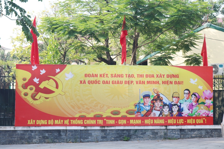 Vượt nắng hè rực lửa, Trung tâm Văn hóa - Thông tin và Thể thao xã Quốc Oai hoàn thành trang trí khánh tiết, sẵn sàng cho Đại hội Đảng bộ xã lần thứ Nhất- Ảnh 15.