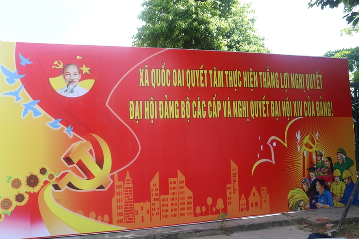 Vượt nắng hè rực lửa, Trung tâm Văn hóa - Thông tin và Thể thao xã Quốc Oai hoàn thành trang trí khánh tiết, sẵn sàng cho Đại hội Đảng bộ xã lần thứ Nhất- Ảnh 16.