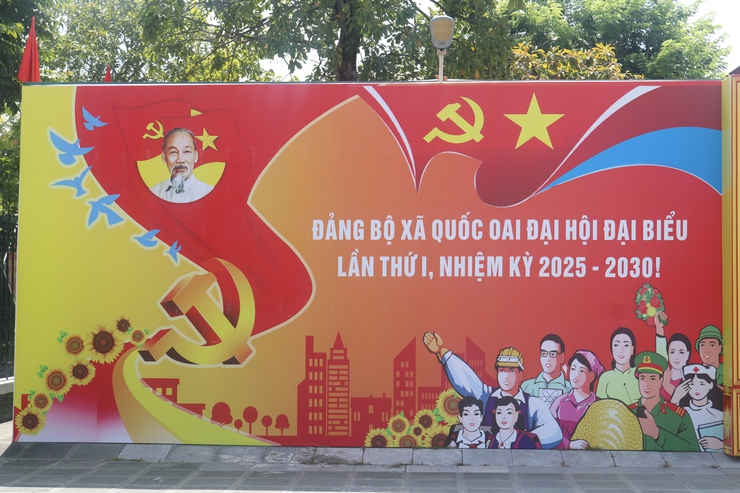 Vượt nắng hè rực lửa, Trung tâm Văn hóa - Thông tin và Thể thao xã Quốc Oai hoàn thành trang trí khánh tiết, sẵn sàng cho Đại hội Đảng bộ xã lần thứ Nhất- Ảnh 17.