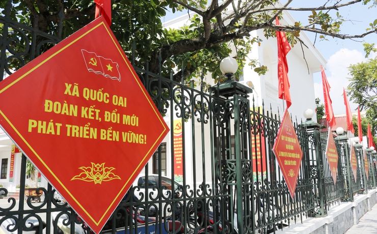 Vượt nắng hè rực lửa, Trung tâm Văn hóa - Thông tin và Thể thao xã Quốc Oai hoàn thành trang trí khánh tiết, sẵn sàng cho Đại hội Đảng bộ xã lần thứ Nhất- Ảnh 18.