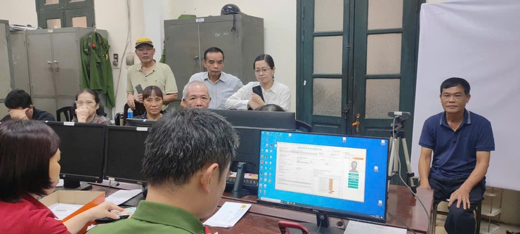 Quyết tâm hoàn thành việc cấp, đổi thẻ cho đảng viên trên địa bàn phường Bồ Đề trước 15/8- Ảnh 3.
