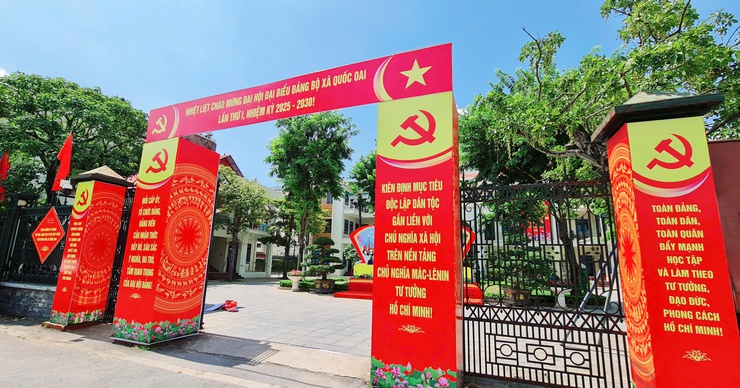 Vượt nắng hè rực lửa, Trung tâm Văn hóa - Thông tin và Thể thao xã Quốc Oai hoàn thành trang trí khánh tiết, sẵn sàng cho Đại hội Đảng bộ xã lần thứ Nhất- Ảnh 2.