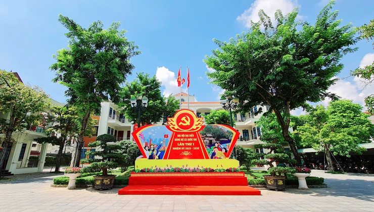 Vượt nắng hè rực lửa, Trung tâm Văn hóa - Thông tin và Thể thao xã Quốc Oai hoàn thành trang trí khánh tiết, sẵn sàng cho Đại hội Đảng bộ xã lần thứ Nhất- Ảnh 5.