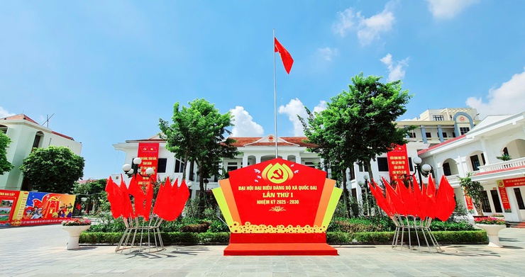 Vượt nắng hè rực lửa, Trung tâm Văn hóa - Thông tin và Thể thao xã Quốc Oai hoàn thành trang trí khánh tiết, sẵn sàng cho Đại hội Đảng bộ xã lần thứ Nhất- Ảnh 6.