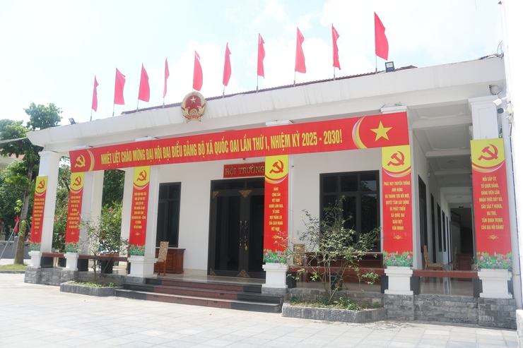 Vượt nắng hè rực lửa, Trung tâm Văn hóa - Thông tin và Thể thao xã Quốc Oai hoàn thành trang trí khánh tiết, sẵn sàng cho Đại hội Đảng bộ xã lần thứ Nhất- Ảnh 7.