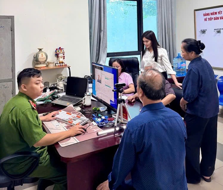 Quyết tâm hoàn thành việc cấp, đổi thẻ cho đảng viên trên địa bàn phường Bồ Đề trước 15/8- Ảnh 2.