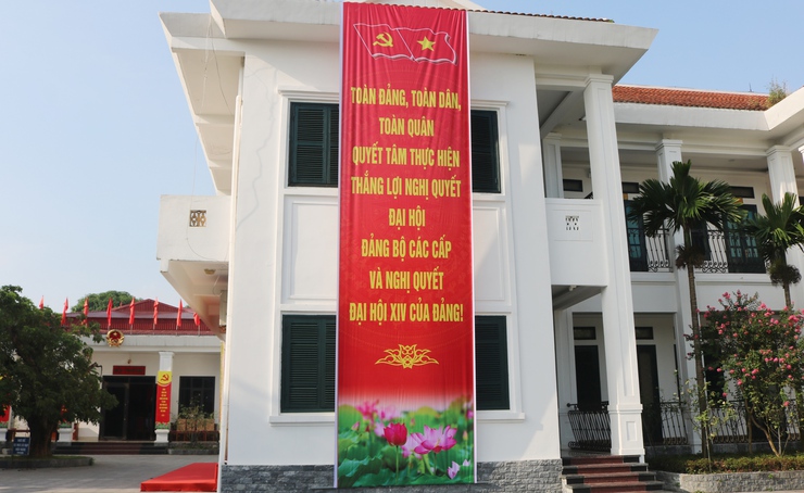 Vượt nắng hè rực lửa, Trung tâm Văn hóa - Thông tin và Thể thao xã Quốc Oai hoàn thành trang trí khánh tiết, sẵn sàng cho Đại hội Đảng bộ xã lần thứ Nhất- Ảnh 8.