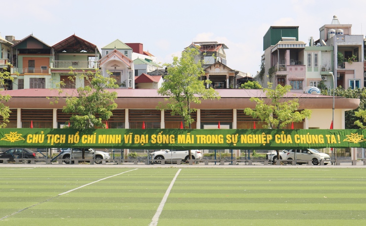 Vượt nắng hè rực lửa, Trung tâm Văn hóa - Thông tin và Thể thao xã Quốc Oai hoàn thành trang trí khánh tiết, sẵn sàng cho Đại hội Đảng bộ xã lần thứ Nhất- Ảnh 9.