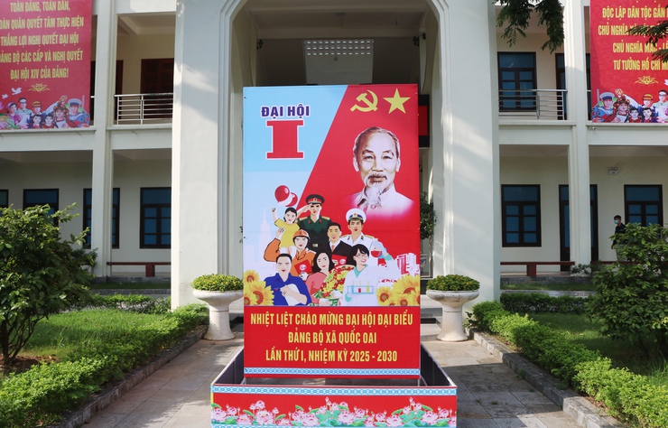 Vượt nắng hè rực lửa, Trung tâm Văn hóa - Thông tin và Thể thao xã Quốc Oai hoàn thành trang trí khánh tiết, sẵn sàng cho Đại hội Đảng bộ xã lần thứ Nhất- Ảnh 10.