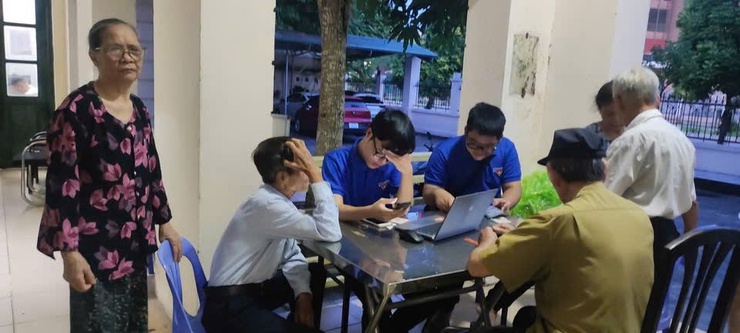 Quyết tâm hoàn thành việc cấp, đổi thẻ cho đảng viên trên địa bàn phường Bồ Đề trước 15/8- Ảnh 4.