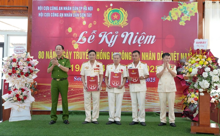 Hội cựu Công an Sơn Tây tổ chức gặp mặt kỷ niệm 80 năm ngày truyền thống lực lượng Công an nhân dân.- Ảnh 1.