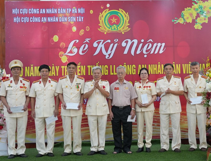 Hội cựu Công an Sơn Tây tổ chức gặp mặt kỷ niệm 80 năm ngày truyền thống lực lượng Công an nhân dân.- Ảnh 2.