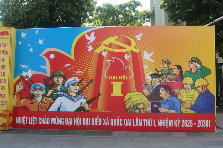 Vượt nắng hè rực lửa, Trung tâm Văn hóa - Thông tin và Thể thao xã Quốc Oai hoàn thành trang trí khánh tiết, sẵn sàng cho Đại hội Đảng bộ xã lần thứ Nhất- Ảnh 19.