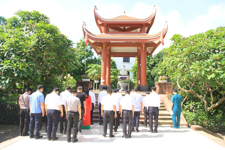 Lễ dâng hương Đài tưởng niệm Chủ Tịch Hồ Chí Minh- Ảnh 1.