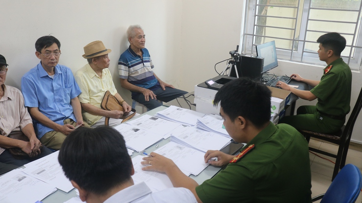 CÁN BỘ, ĐẢNG VIÊN PHƯỜNG TÂY MỖ TÍCH CỰC THỰC HIỆN CÔNG TÁC ĐỔI THẺ ĐẢNG VIÊN- Ảnh 1.