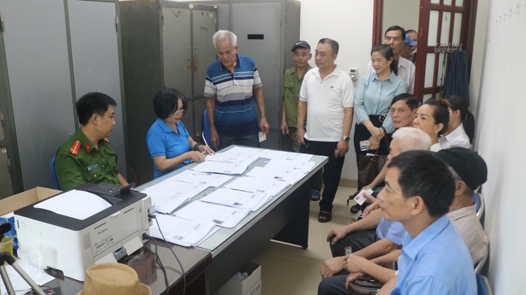 CÁN BỘ, ĐẢNG VIÊN PHƯỜNG TÂY MỖ TÍCH CỰC THỰC HIỆN CÔNG TÁC ĐỔI THẺ ĐẢNG VIÊN- Ảnh 2.