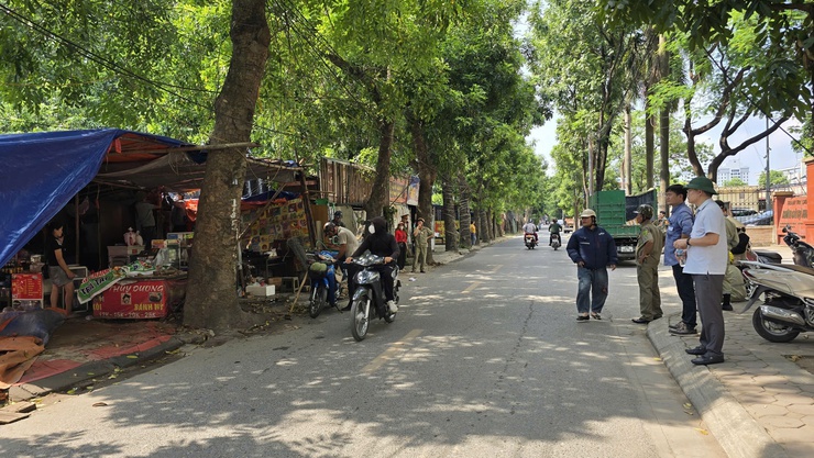 PHƯỜNG ĐÔNG NGẠC RA QUÂN XỬ LÝ VI PHẠM TRẬT TỰ VĂN MINH ĐÔ THỊ, AN TOÀN GIAO THÔNG VÀ VỆ SINH MÔI TRƯỜNG - Ảnh 3.