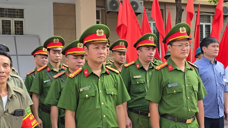 PHƯỜNG ĐÔNG NGẠC RA QUÂN XỬ LÝ VI PHẠM TRẬT TỰ VĂN MINH ĐÔ THỊ, AN TOÀN GIAO THÔNG VÀ VỆ SINH MÔI TRƯỜNG - Ảnh 2.