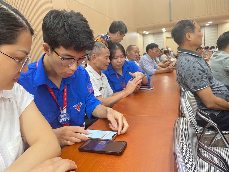 Phường Hà Đông phát động phong trào "Bình dân học vụ số" và chiến dịch “45 ngày đêm ra quân hỗ trợ hoạt động chuyển đổi số tại các xã, phường”- Ảnh 4.