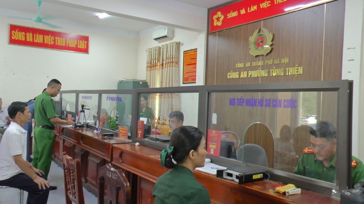 Phường Tùng Thiện cấp đổi thẻ cho hơn 3.000 đảng viên và chuẩn hóa dữ liệu đảng viên- Ảnh 1.