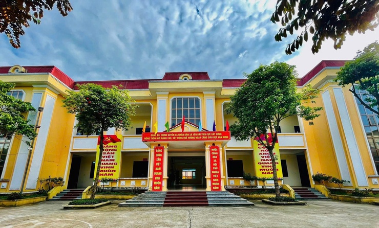 Không khí rộn ràng, cờ hoa rực rỡ, mọi công tác chuẩn bị cho Đại hội Đại biểu Đảng bộ xã Yên Bài lần thứ I, nhiệm kỳ 2025-2030 đã hoàn tất.- Ảnh 1.